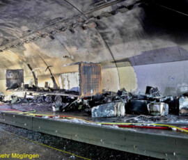 03.03.2026: Pressemitteilungen des Polizeipräsidiums Ludwigsburg:
Polizeipräsidium Ludwigsburg
POL-LB: BAB 81/Engelbergtunnel: aktuell Brand in Engelbergtunnel - weiträumige Sperrung
Ludwigsburg (ots)
Aufgrund eines Brandes gegen 14.20 Uhr (03.03.2026) im Tunnel ist der Engelbergtunnel der Bundesautobahn 81 in beide Richtungen derzeit voll gesperrt.
Feuerwehr, Rettungskräfte und Polizei sind vor Ort.
---------------------------------------------------------
POL-LB: BAB 81/Engelbergtunnel: 2. Meldung zu Brand in Engelbergtunnel
Ludwigsburg (ots)
Nach derzeitigen Erkenntnissen ist gegen 14.20 Uhr am Dienstag (03.03.2026) aus noch ungeklärter Ursache ein LKW-Anhänger im Engelbergtunnel in Brand geraten. Die Feuerwehr hat mit den Löscharbeiten begonnen und die Flammen derzeit unter Kontrolle. Die Tunnelröhren werden momentan von der Feuerwehr gelüftet.
Der Anhänger ist mutmaßlich mit Elektrogeräten beladen.
Den bisherigen Informationen zufolge erlitten zwei Personen leichte Verletzungen und es befinden sich keine Personen mehr im Tunnel.
Die Sperrungen werden bis auf weiteres aufrechterhalten werden müssen. Deshalb wird nach Möglichkeit um eine weiträumige Umfahrung gebeten.
--------------------------------------
BAB 81/Engelbergtunnel: 3. Meldung zu Brand in Engelbergtunnel
Ludwigsburg (ots)
Nachdem gegen 14:20 Uhr ein LKW-Anhänger im Engelbergtunnel in Fahrtrichtung Stuttgart in Brand geraten war, konnte das Feuer zwischenzeitlich gelöscht werden. Die Einsatzmaßnahmen vor Ort dauern noch auf unbestimmte Zeit an.
Der Verkehr in Fahrtrichtung Stuttgart wird momentan über die Anschlussstelle Feuerbach nach und nach abgeleitet. Weitere Verkehrsmaßnahmen zur Ableitung der im Stau befindlichen Fahrzeuge werden aktuell vorbereitet.
Um 17.00 Uhr findet eine Pressekonferenz statt, bei der auch Pressesprecher des Polizeipräsidiums Ludwigsburg vor Ort sein werden: - Dienstag, 3. März, 17 Uhr - Rathaus am Belforter Platz 1, Leonberg - Großer Sitzungssaal, Erdgeschoss
Rückfragen bitte an:
Polizeipräsidium Ludwigsburg
Telefon: 07141 18-8777
E-Mail: ludwigsburg.pp.sts.oe@polizei.bwl.de
http://www.polizei-bw.de/
Foto: KS-Images.de/Andreas Rometsch