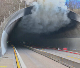 03.03.2026: Pressemitteilungen des Polizeipräsidiums Ludwigsburg:
Polizeipräsidium Ludwigsburg
POL-LB: BAB 81/Engelbergtunnel: aktuell Brand in Engelbergtunnel - weiträumige Sperrung
Ludwigsburg (ots)
Aufgrund eines Brandes gegen 14.20 Uhr (03.03.2026) im Tunnel ist der Engelbergtunnel der Bundesautobahn 81 in beide Richtungen derzeit voll gesperrt.
Feuerwehr, Rettungskräfte und Polizei sind vor Ort.
---------------------------------------------------------
POL-LB: BAB 81/Engelbergtunnel: 2. Meldung zu Brand in Engelbergtunnel
Ludwigsburg (ots)
Nach derzeitigen Erkenntnissen ist gegen 14.20 Uhr am Dienstag (03.03.2026) aus noch ungeklärter Ursache ein LKW-Anhänger im Engelbergtunnel in Brand geraten. Die Feuerwehr hat mit den Löscharbeiten begonnen und die Flammen derzeit unter Kontrolle. Die Tunnelröhren werden momentan von der Feuerwehr gelüftet.
Der Anhänger ist mutmaßlich mit Elektrogeräten beladen.
Den bisherigen Informationen zufolge erlitten zwei Personen leichte Verletzungen und es befinden sich keine Personen mehr im Tunnel.
Die Sperrungen werden bis auf weiteres aufrechterhalten werden müssen. Deshalb wird nach Möglichkeit um eine weiträumige Umfahrung gebeten.
--------------------------------------
BAB 81/Engelbergtunnel: 3. Meldung zu Brand in Engelbergtunnel
Ludwigsburg (ots)
Nachdem gegen 14:20 Uhr ein LKW-Anhänger im Engelbergtunnel in Fahrtrichtung Stuttgart in Brand geraten war, konnte das Feuer zwischenzeitlich gelöscht werden. Die Einsatzmaßnahmen vor Ort dauern noch auf unbestimmte Zeit an.
Der Verkehr in Fahrtrichtung Stuttgart wird momentan über die Anschlussstelle Feuerbach nach und nach abgeleitet. Weitere Verkehrsmaßnahmen zur Ableitung der im Stau befindlichen Fahrzeuge werden aktuell vorbereitet.
Um 17.00 Uhr findet eine Pressekonferenz statt, bei der auch Pressesprecher des Polizeipräsidiums Ludwigsburg vor Ort sein werden: - Dienstag, 3. März, 17 Uhr - Rathaus am Belforter Platz 1, Leonberg - Großer Sitzungssaal, Erdgeschoss
Rückfragen bitte an:
Polizeipräsidium Ludwigsburg
Telefon: 07141 18-8777
E-Mail: ludwigsburg.pp.sts.oe@polizei.bwl.de
http://www.polizei-bw.de/
Foto: KS-Images.de/Andreas Rometsch